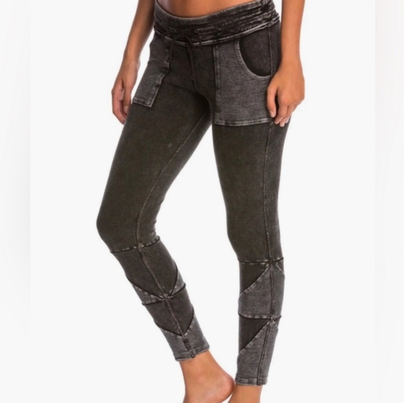 FP MOVEMENT Free People KYOTO Athletic Leggings In Washed Black Lrg - Picture 3 of 14